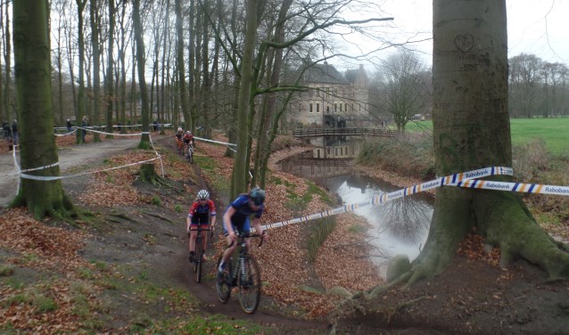 De wedstrijd voor de Elite/Beloften vormde het sluitstuk van een uitermate geslaagde Vordense Kasteelcross die georganiseerd werd door RTV Vierakker – Wichmond. Foto: Jan Hendriksen.