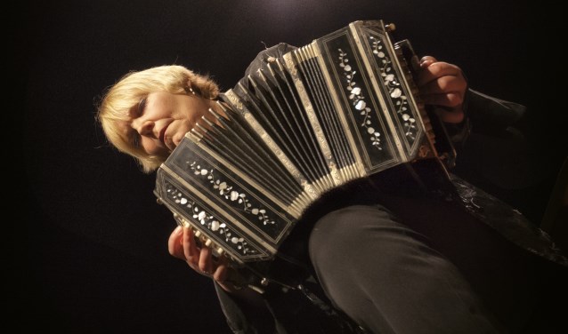 Jacqueline Edeling, bandoneoniste. Foto: Hardy Klink