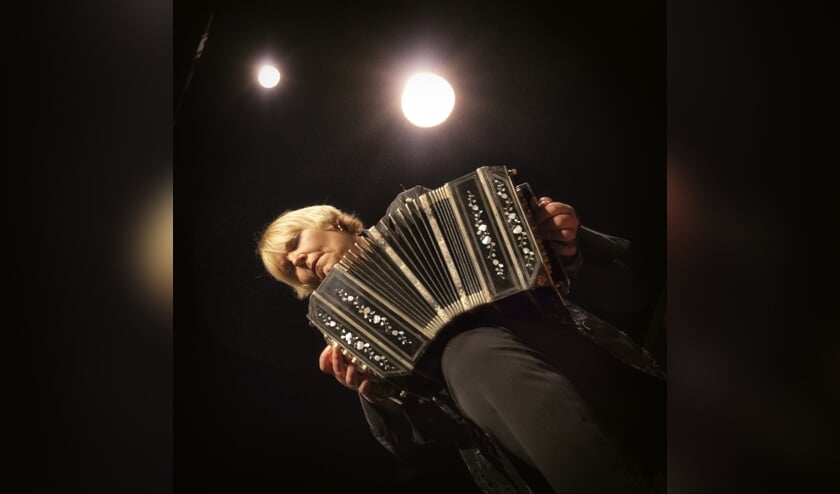 Jacqueline Edeling, bandoneoniste. Foto: Hardy Klink