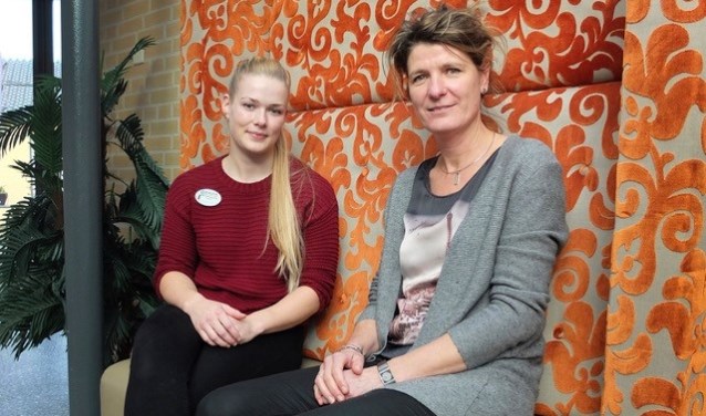 Leerlinge Karlijn Oberink (links) en Esther Teunissen. Foto: Miriam Szalata