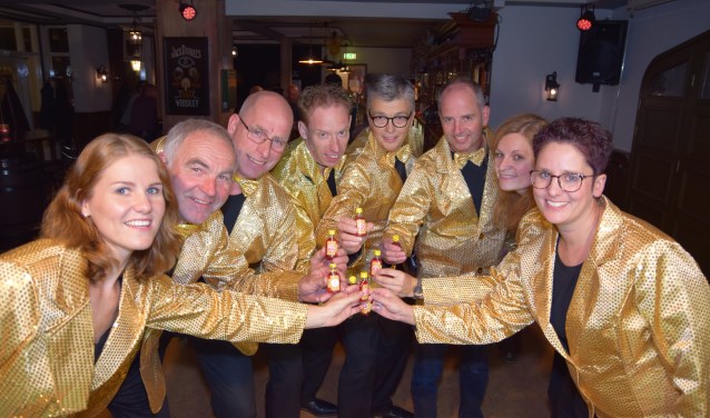 De Jubileumcommissie proost op het jubileum met de Likör55. Foto: PR