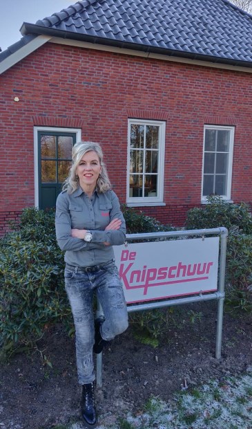 Angela voor het pand van haar nieuwe kapsalon De Knipschuur