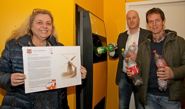 Hélène Pellegrini, Bouke Hollak en Arno Duitshof bij de flessenautomaat. Foto: Liesbeth Spaansen