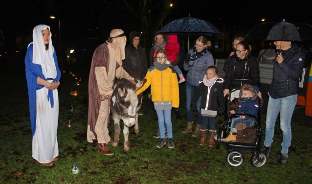 De ezel van het kerstverhaal kan rekenen op veel belangstellende kinderen tijdens de Herdertjestocht in Vorden. Foto: Rien Wagenvoort
