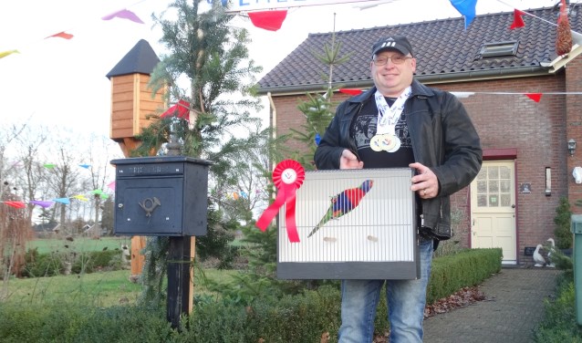 Wereldkampioen Marc Arendsen met zijn gouden Lori van de Blauwe Bergen. Foto: Willy Hermans