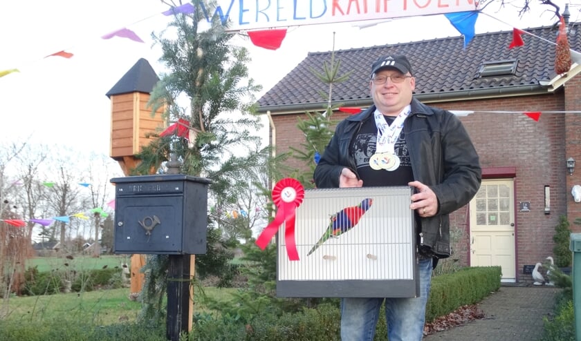 Wereldkampioen Marc Arendsen met zijn gouden Lori van de Blauwe Bergen. Foto: Willy Hermans
