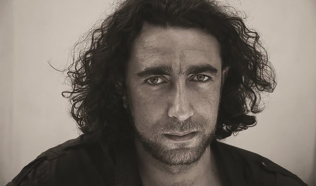Désanne van Brederode gaat in gesprek met Ghayath Almadhoun in de Koppelkerk. Foto: Cato Lein