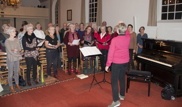 Dineke de Roo repeteert met Kamerkoor Canzonet en projectzangers de Misa Criolla in. Foto: PR