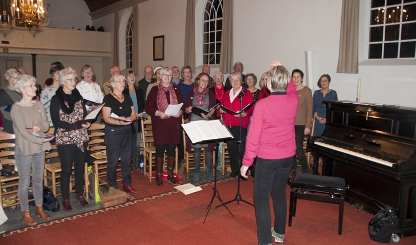 Dineke de Roo repeteert met Kamerkoor Canzonet en projectzangers de Misa Criolla in. Foto: PR