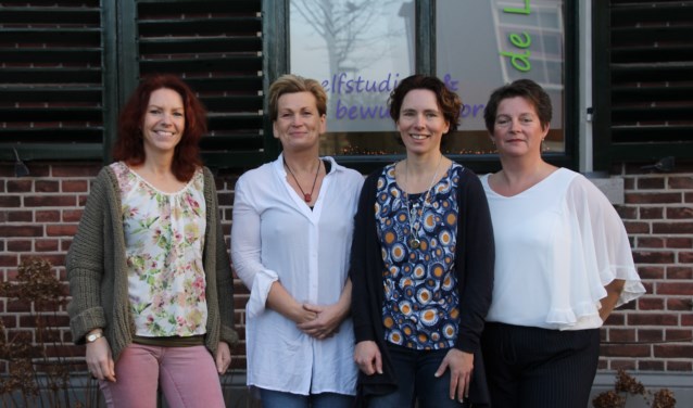 Vlnr: Monique Klein Gunnewiek, Jolanda Tankink, Tessa Weijers en Sonja Wolters voor de nieuwe praktijkruimte. Foto: Annekée Cuppers