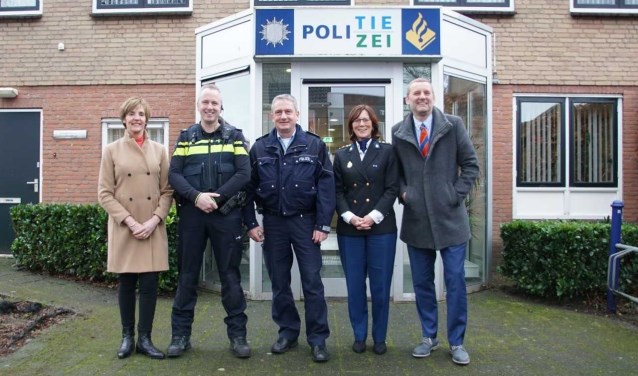 Burgemeester Bronsvoort, Addy Donderwinkel, Jürgen Schütte, Liesbeth Huyzer, Burgemeester Stapelkamp (vlnr). Foto: Frank Vinkenvleugel
