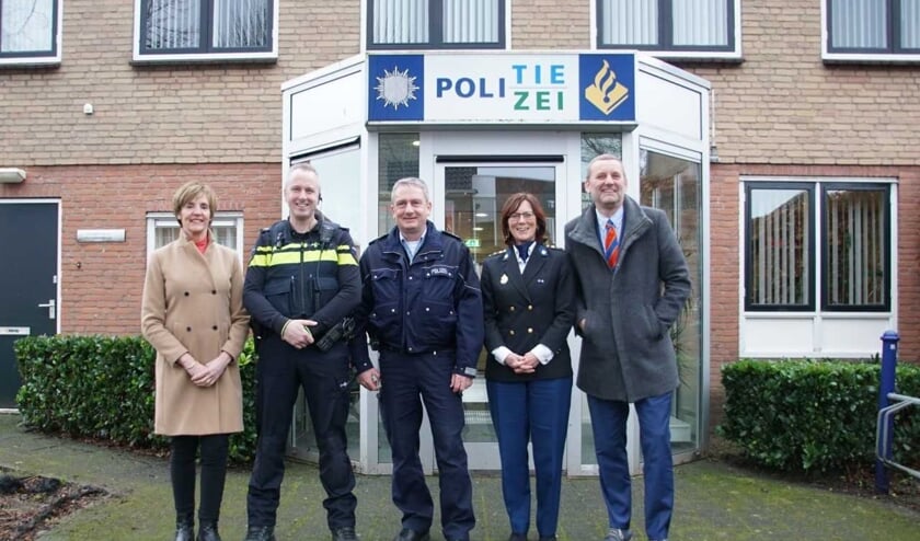 Burgemeester Bronsvoort, Addy Donderwinkel, Jürgen Schütte, Liesbeth Huyzer, Burgemeester Stapelkamp (vlnr). Foto: Frank Vinkenvleugel