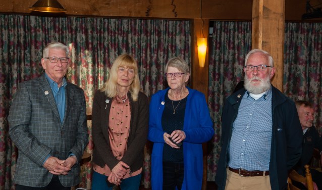 De vier ereleden met hun jubileumspeld. Foto: Ronny Elschot