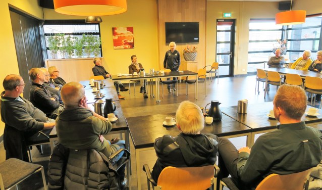 André van der Ley spreekt in verenigingshuis De Treffer de belangstellenden toe. Foto: Theo Huijskes