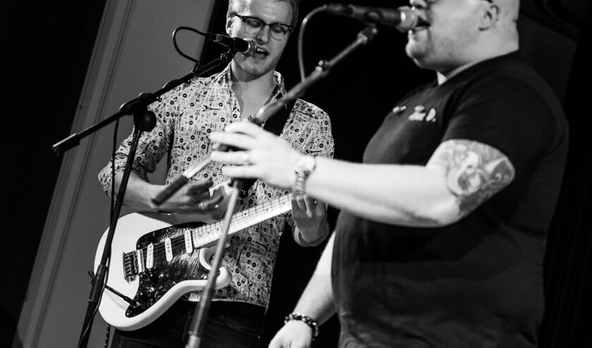Frontman Niek Slotboom en gitarist Djidde Andringa trekken alle registers open. Foto: Rick Mellink