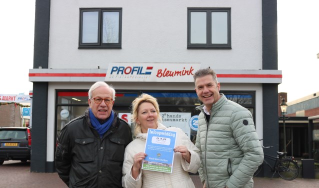 Werkgroepleden Jan Ilsink, Erika Vreeswijk en Peter Besselink vóór de showroom van Bleumink Profile, waar de inloopmiddag plaatsvindt. Foto: PR