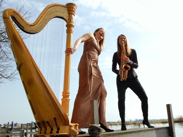 Merel Naomi (harp) en Floor Wittink (saxofoon)