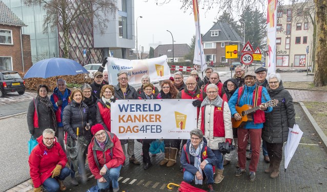 Vrijwilligers en gasten van het Inloophuis staan stil bij kanker. Foto: Henk van Raaij