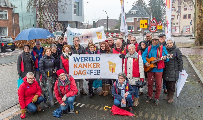 Vrijwilligers en gasten van het Inloophuis staan stil bij kanker. Foto: Henk van Raaij