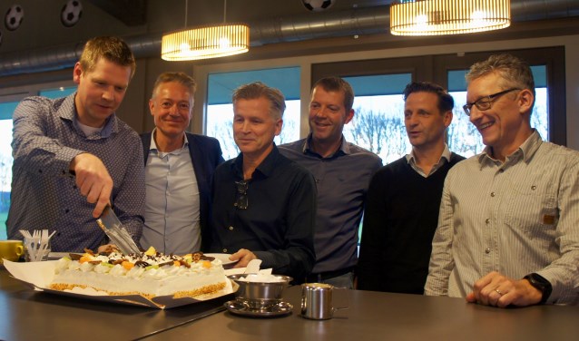 Groot feest! Niels Scheers (Stokkum) snijdt de taart. Wilfried Lubbers (Zeddam/St. Joris), Jos Marissink (MvR), Alex Knippers (VVL), Willie-Jan Thomassen (St. Joris), Ingo Nieling (Zeddam) en Alex Knippers (VVL) kijken toe. Foto: Susan Wiendels