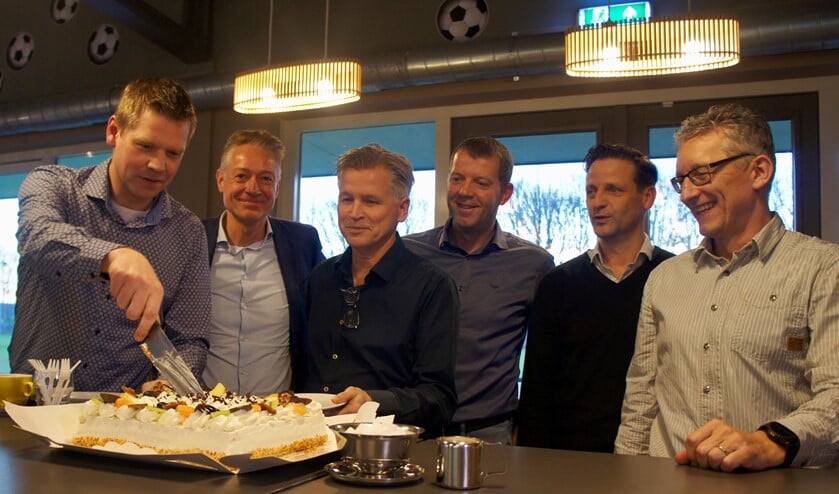 Groot feest! Niels Scheers (Stokkum) snijdt de taart. Wilfried Lubbers (Zeddam/St. Joris), Jos Marissink (MvR), Alex Knippers (VVL), Willie-Jan Thomassen (St. Joris), Ingo Nieling (Zeddam) en Alex Knippers (VVL) kijken toe. Foto: Susan Wiendels