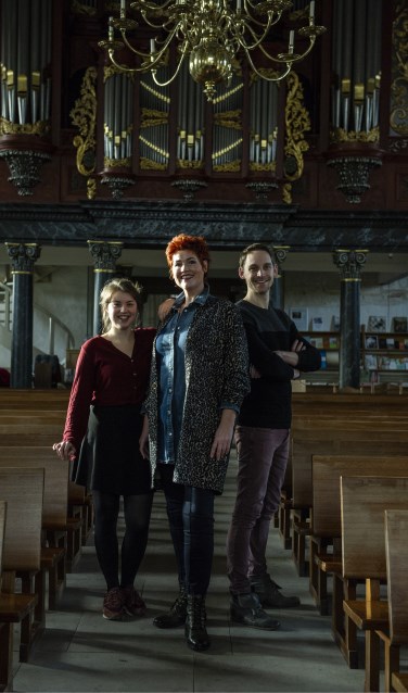 Meike en Linda de Wit en Sten Geerdink in de fraaie entourage van de Jacobskerk. Foto: Sanne Wevers