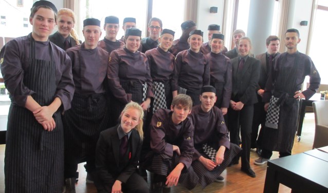 De leerlingen van de horecaopleiding van het Graafschap College die de lunch bereidden. Foto: PR