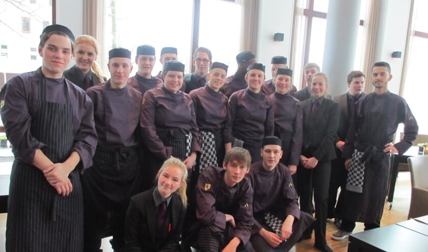 De leerlingen van de horecaopleiding van het Graafschap College die de lunch bereidden. Foto: PR