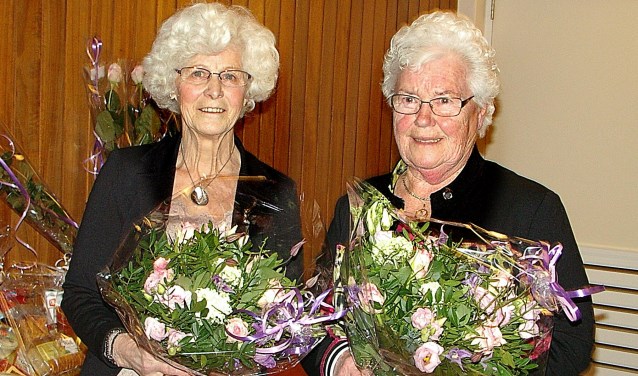 Rieky Kraaijenbrink en Gerda te Bokkel (rechts). Foto: D.W. Perebolte