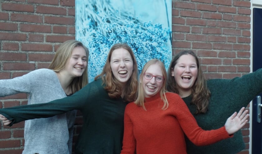 V.l.n.r.: Stella Hoekstra en Fleur Nederlof uit Warnsveld, Fleur Golstein uit Vorden en Nila Lindenschot uit Ruurlo. Foto; Jan Hendriksen.