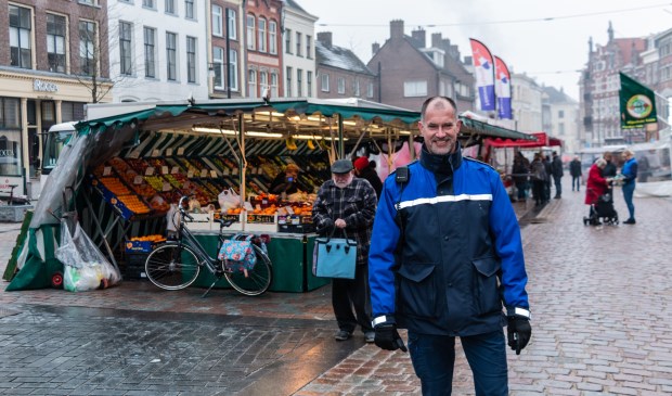 Marktmeester Theo Aalbers: ‘Je moet passie uitstralen om het leuk te houden. Zolang er markt is heb ik werk. In de toekomst zal het een slankere markt worden, maar toch bruisend, vol kwaliteit en diversiteit. Daar geloof ik in.’ Foto: Henk Derksen