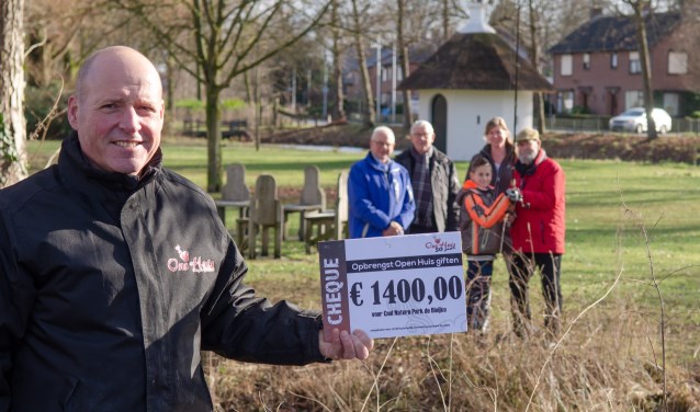 Mart Riethorst houdt de cheque omhoog die wordt binnen gehengeld door enkele bestuursleden van park de Bleijke onder toeziend oog van stichting Ons Huis. Foto: Patrick Riethorst