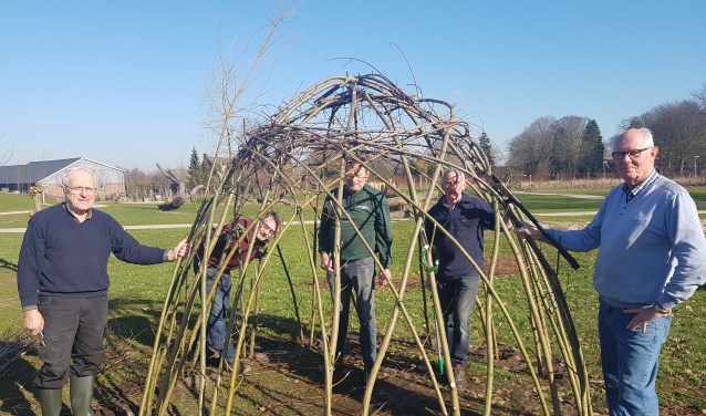 Vlnr. Jan te Braake, Jos klein Gebbink, Aloys Meekes, Clemens Elsinghorst en Willy Vaags bij één van de wilgenhutten. Foto: Kyra Broshuis