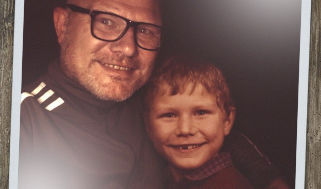 Ard Gelinck zelf met zijn jongere versie. Foto: Ard Gelinck