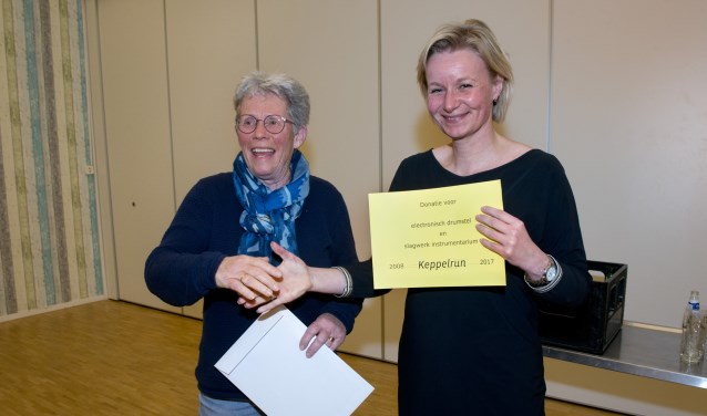 Irma van Hof overhandigt namens de Hessenrijders aan Simone Winkelhorst van Muziekvereniging Hummelo en Keppel de donatie. Foto: Wim van Hof