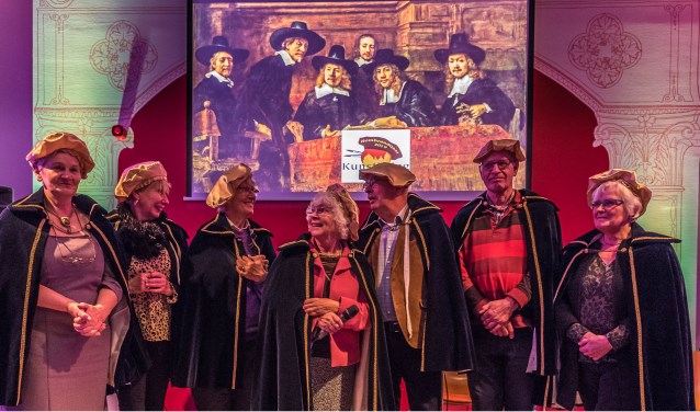 Een deel van de Projectgroep Rembrandt van de KunstKring Ruurlo die bij de verschillende activiteiten steevast in ‘Rembrandt’ kleding zich presenteert. Foto: Louis Swart