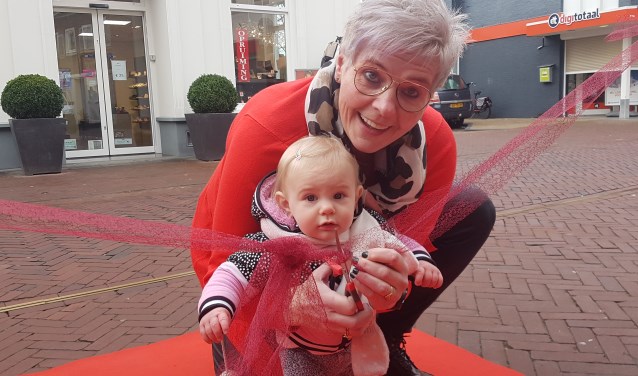 Brigitte opent met kleindochter Noa (11 maanden) de nieuwe Brini. Foto: Kyra Broshuis