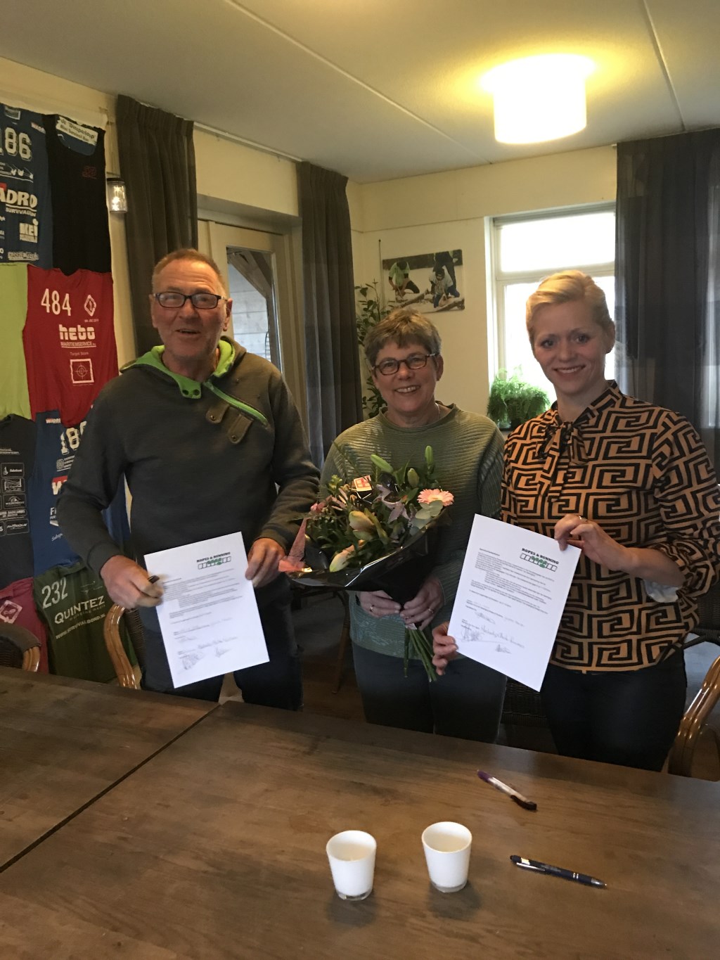 Van links naar rechts Herbert en Anita Luimes (eigenaren Try-out) en Yvonne Reusen (voorzitter survivalsportvereniging Ropes & Running. Foto: Marjolein Klein Sessink