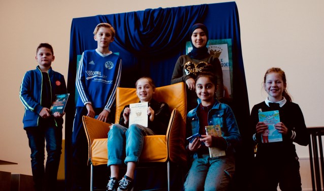 Vlnr.: Niels Jansen, Teun Geelink, winnares Silver de Rooij, Hadeel Alghader (staand), Alsijana Selimovic (zittend), Fenna Bluiminck. Foto: PR