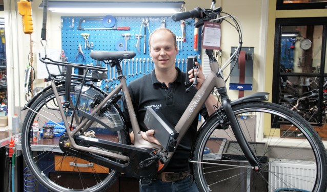 Martijn Takke met een E-bike. Foto; Frank Vinkenvleugel