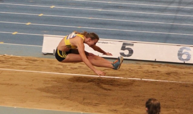 Marijke Esselink tijdens het verspringen op het NK Indoor. Foto: Honzo Valenta