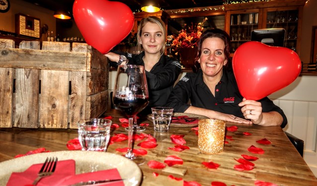 Medewerksters Anniek Hermans en Wilma Jansen van eetcafé Jansen & Jansen bedachten het All You Need Is Love-weekend. Foto: Luuk Stam