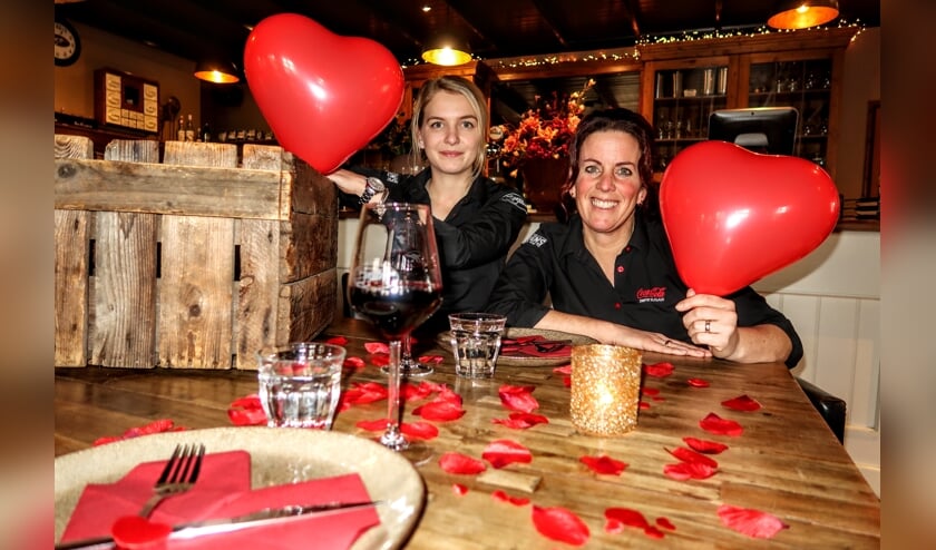 Medewerksters Anniek Hermans en Wilma Jansen van eetcafé Jansen & Jansen bedachten het All You Need Is Love-weekend. Foto: Luuk Stam