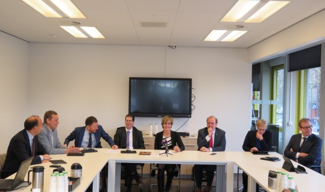 De burgemeesters van de acht gemeenten bij de presentatie van het plan tegen ondermijning. Foto: Bert Vinkenborg