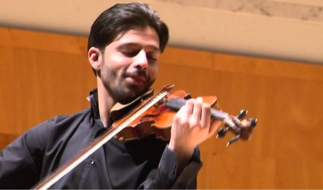 Topviolist Razvan Stoica met zijn Stradivarius. Foto: PR