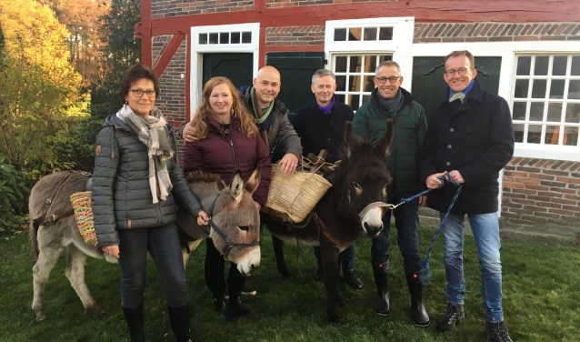 Van links naar rechts, Jeanet, Linda, Dénis, Peter, Johan en Marcel. De ezels zijn Luna en Sita. Foto: ©MAX.