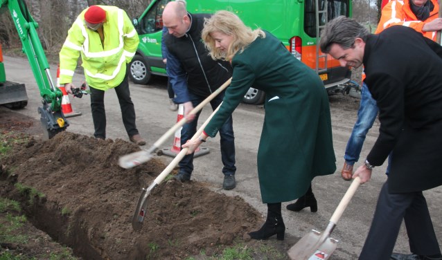 Patrick Frenken, Mona Keijzer en Michiel Admiraal aan de slag met de driemiljoenste glasvezelaansluiting. Foto: Lydia ter Welle