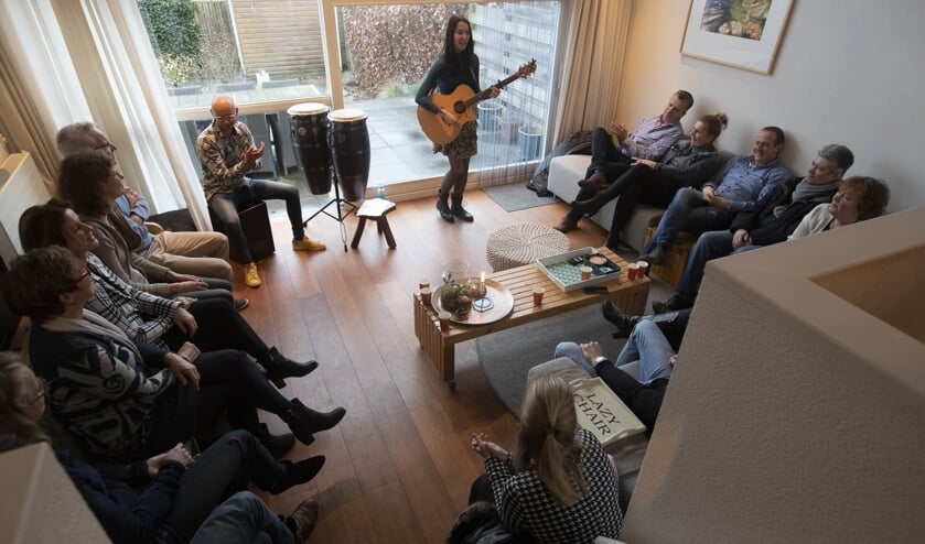 Gluren bij de buren; Cynthia en Armein in een woonkamer aan de Bosrand. Foto: Patrick van Gemert
