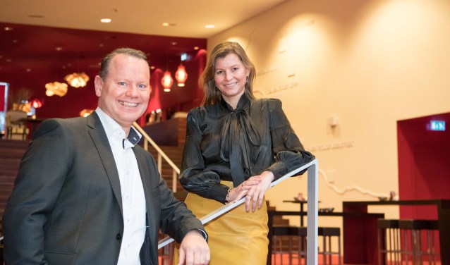Wendy Verlaan met haar opvolger bij Rabobank Graafschap, Steven Enneman. Foto: Carlo Stevering