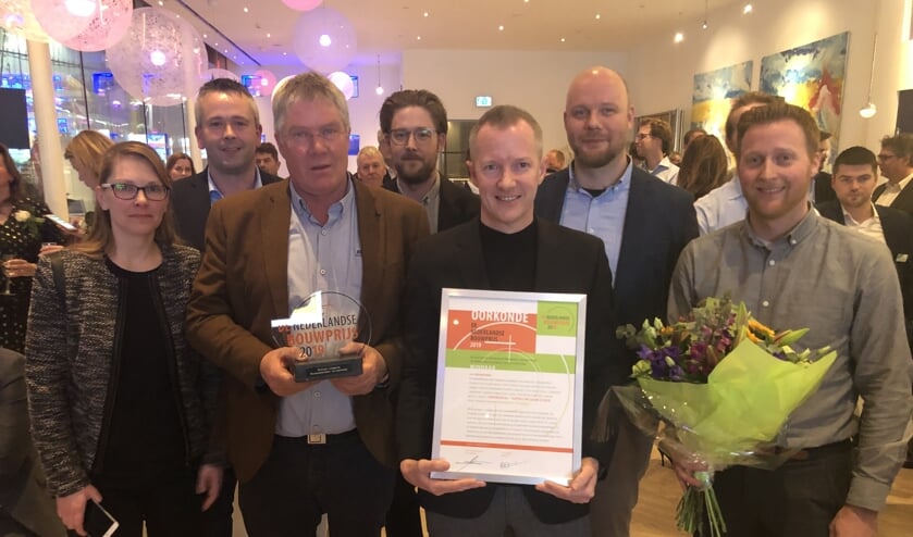 René Plaggenburg (met bruin jasje) te midden van een aantal projectteamleden. Eigen foto